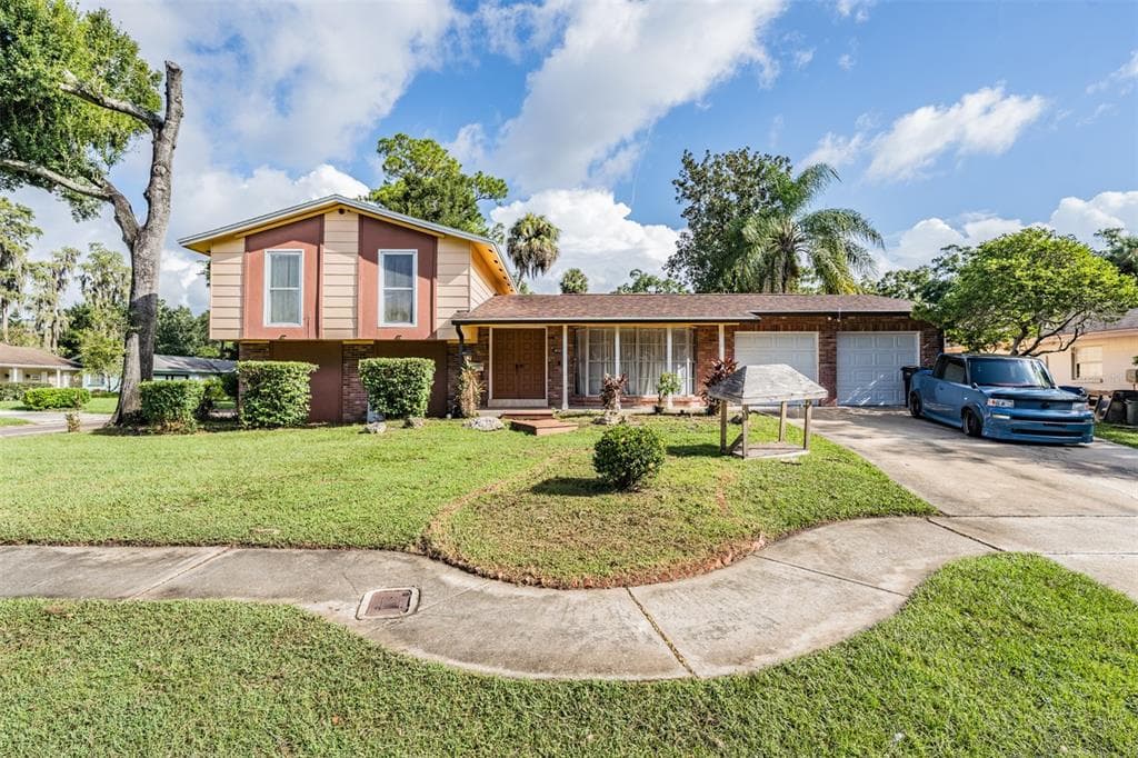 8023 W HIAWATHA STREET W TAMPA, FL 33615