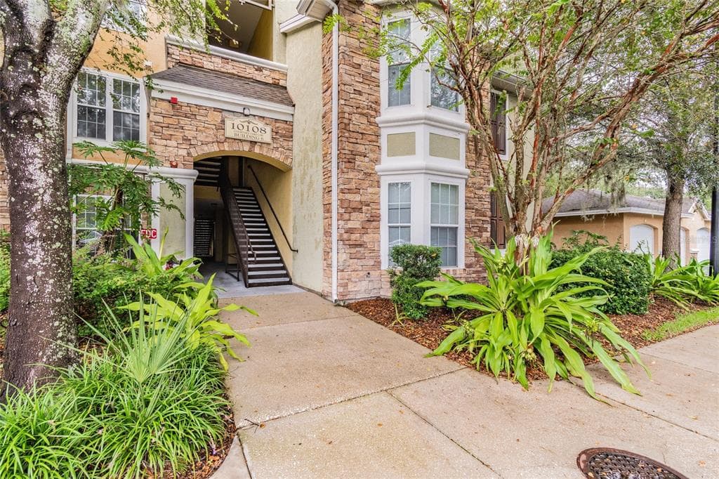 10108 COURTNEY OAKS CIRCLE UNIT 101 TAMPA, FL 33619