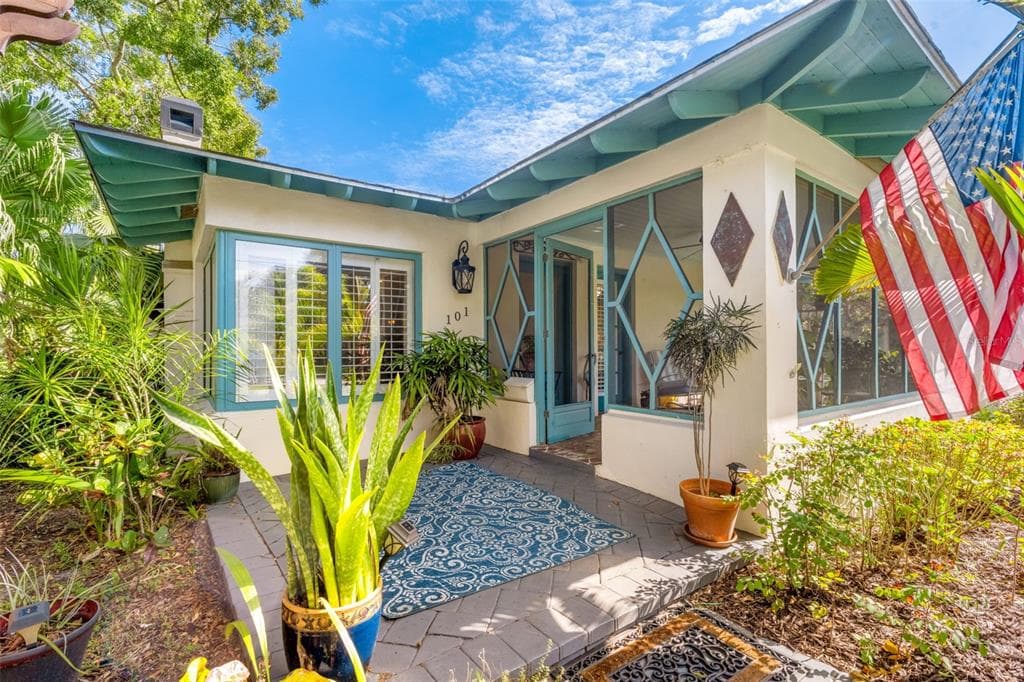 101 26TH AVENUE NE ST PETERSBURG, FL 33704