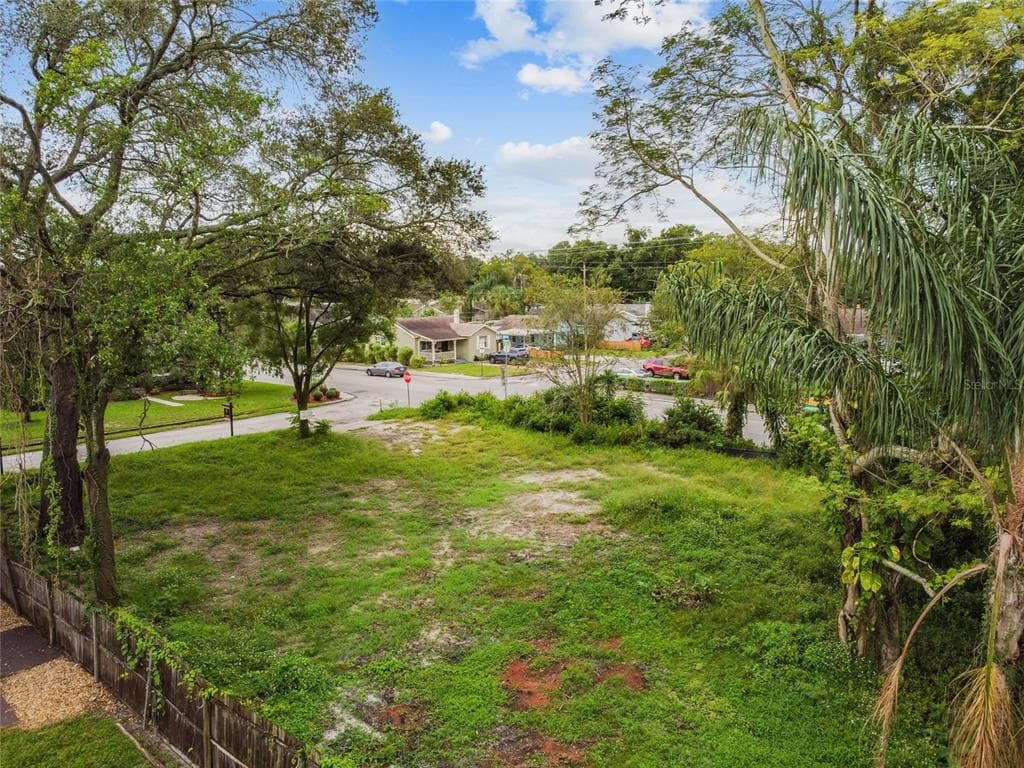 211 W GIDDENS AVENUE TAMPA, FL 33603