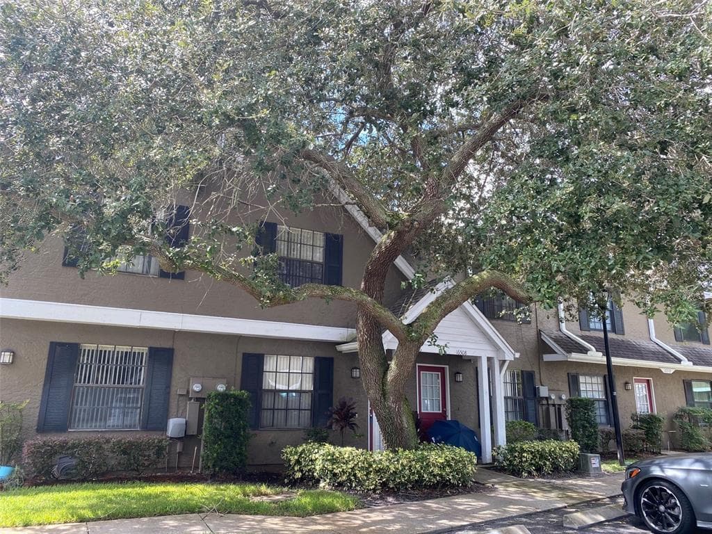 16506 LAKE BRIGADOON CIRCLE TAMPA, FL 33618