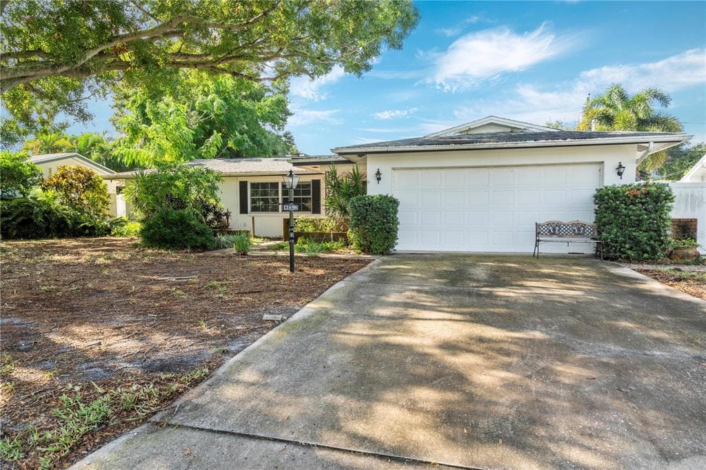 13898 MARTINIQUE DRIVE SEMINOLE, FL 33776