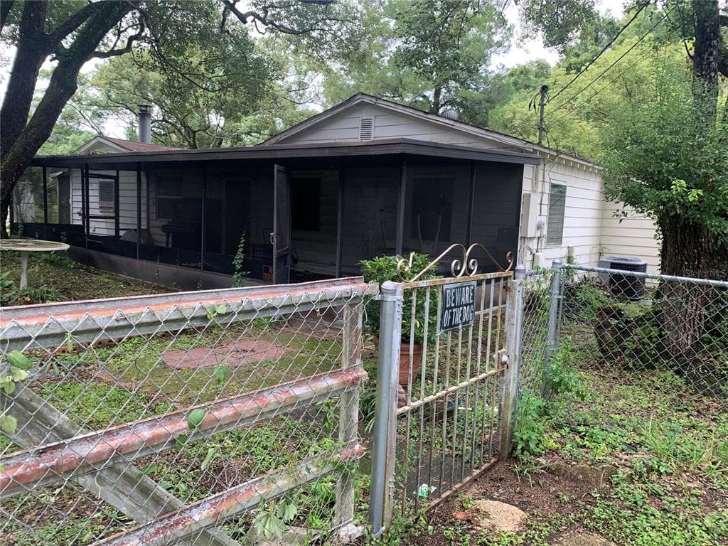 1901 E NAVAJO AVENUE TAMPA, FL 33612