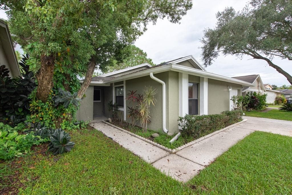 5104 BURNSIDE COURT TAMPA, FL 33624