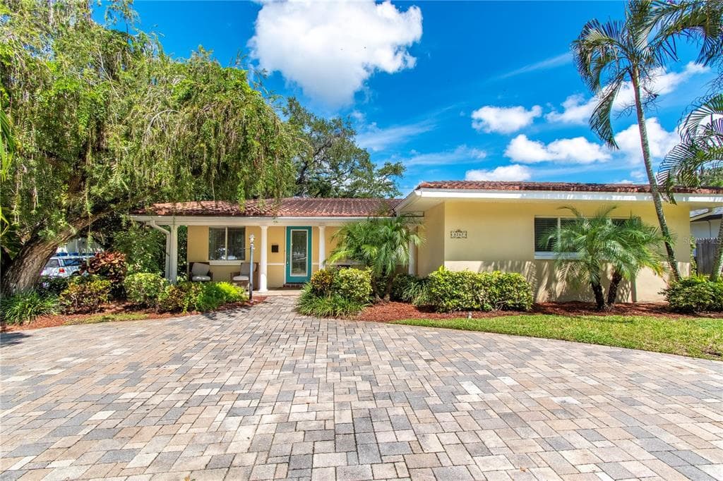 8267 YARDLEY AVENUE N ST PETERSBURG, FL 33710