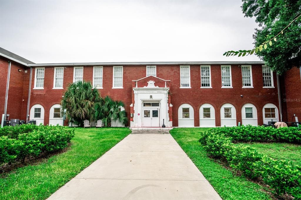 1090 10TH STREET N ST PETERSBURG, FL 33705