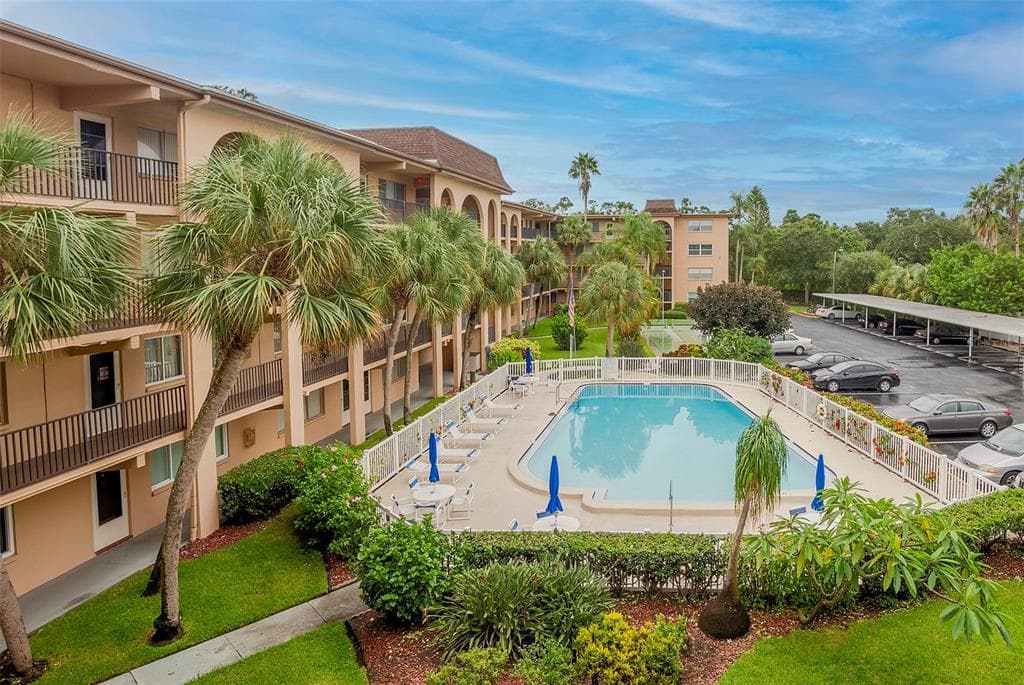 2525 W BAY DRIVE UNIT E33 BELLEAIR BLUFFS, FL 33770