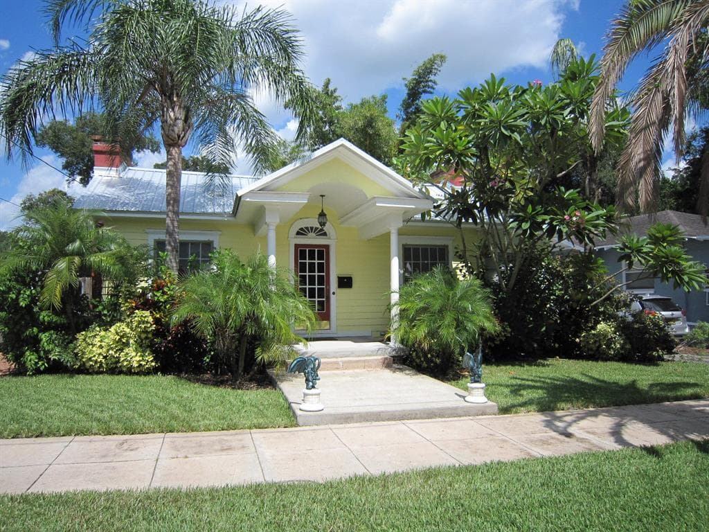 813 W AMELIA AVENUE