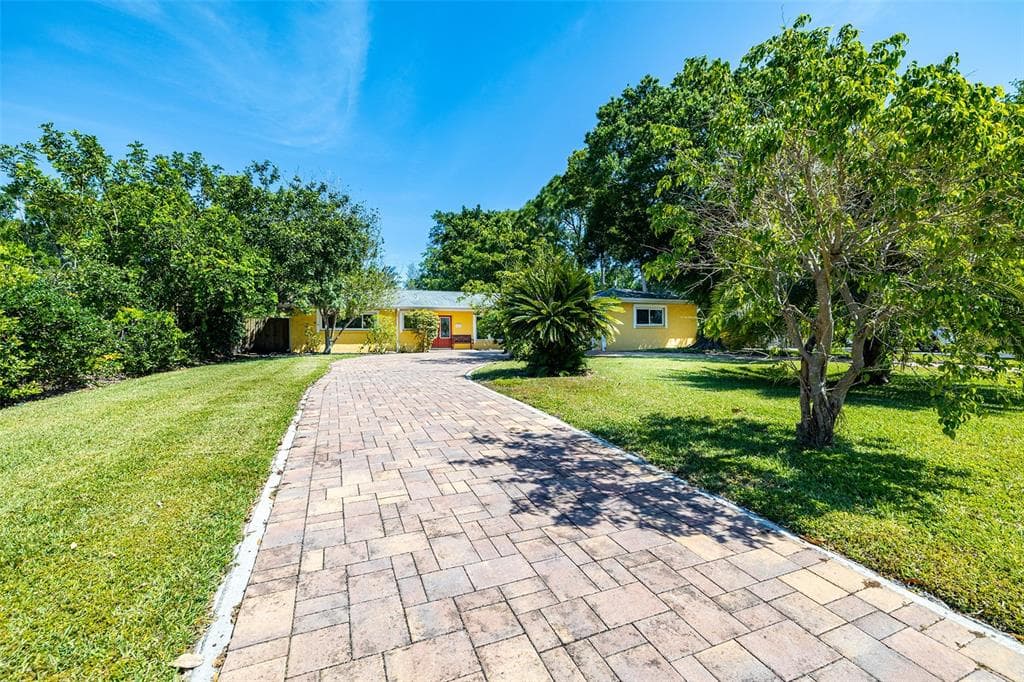 572 W DAVIS BOULEVARD TAMPA, FL 33606