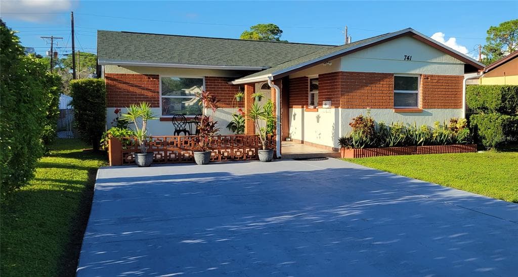 741 LYNNDALE STREET N ST PETERSBURG, FL 33703