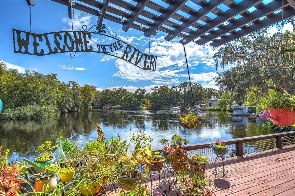 1504 E PARK CIRCLE TAMPA, FL 33610