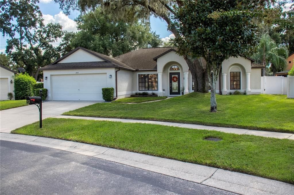 1923 ABBEY RIDGE DRIVE DOVER, FL 33527