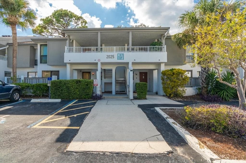 2025 LAKEWOOD CLUB DRIVE S UNIT 5-I ST PETERSBURG, FL 33712