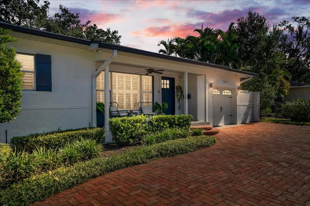842 SNELL ISLE BOULEVARD NE ST PETERSBURG, FL 33704