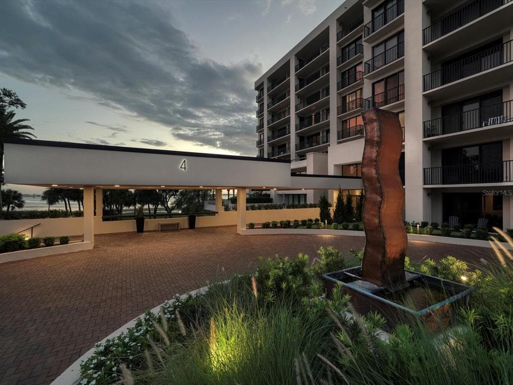 4 BELLEVIEW BOULEVARD UNIT 206 BELLEAIR, FL 33756