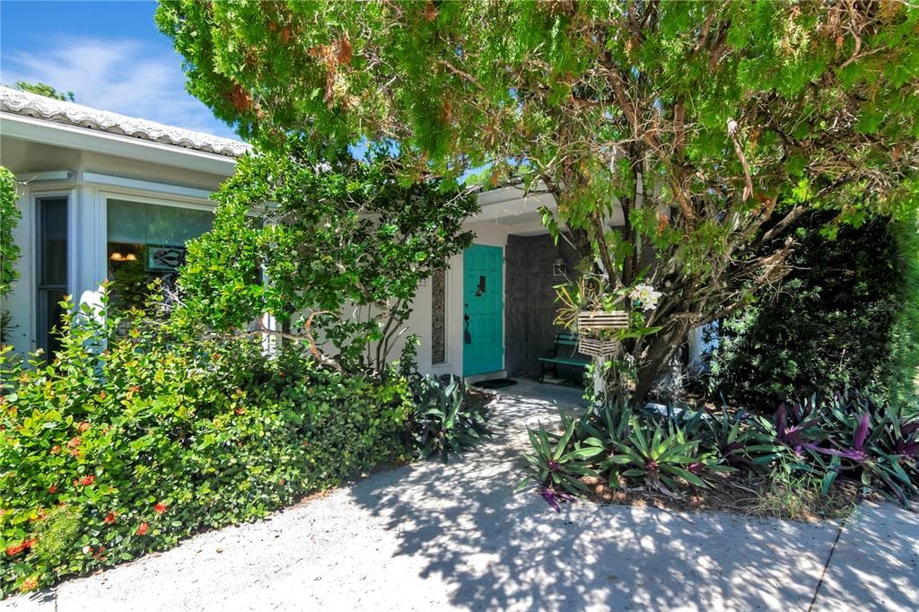 1762 BAYSHORE BOULEVARD DUNEDIN, FL 34698