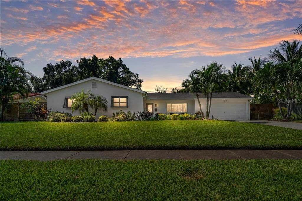 1246 EDEN ISLE BOULEVARD NE ST PETERSBURG, FL 33704