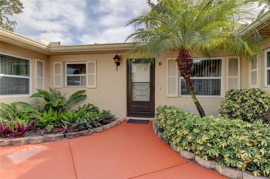 2182 CORINNE COURT S UNIT B ST PETERSBURG, FL 33712