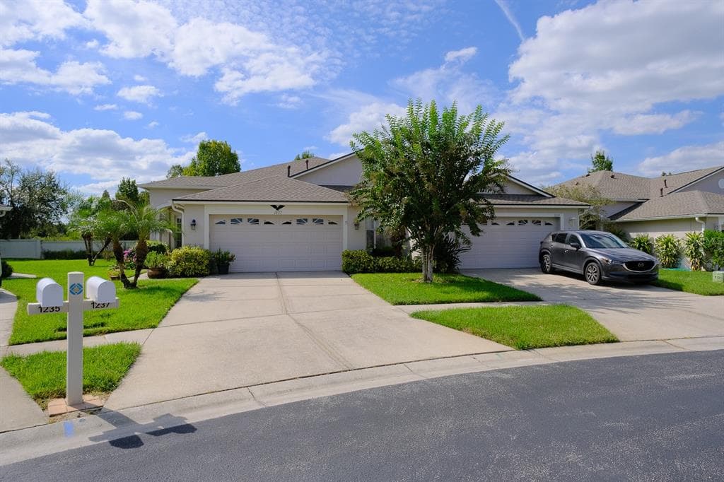 1237 AMBRIDGE DRIVE WESLEY CHAPEL, FL 33543
