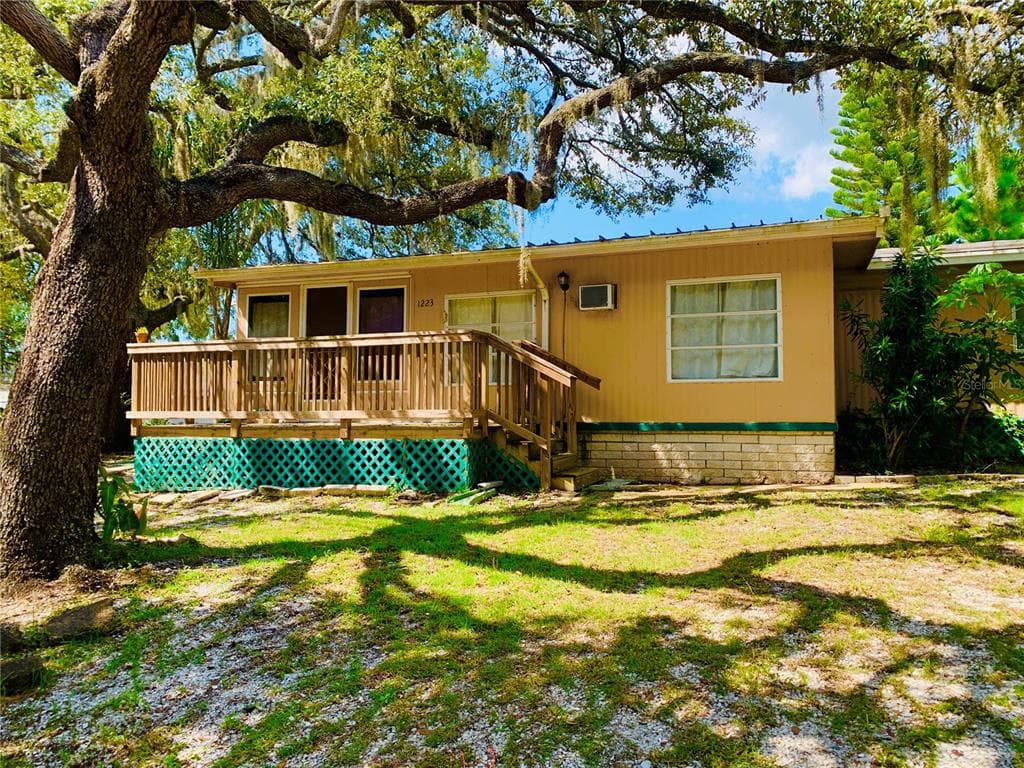1223 LIVE OAK PARKWAY TARPON SPRINGS, FL 34689