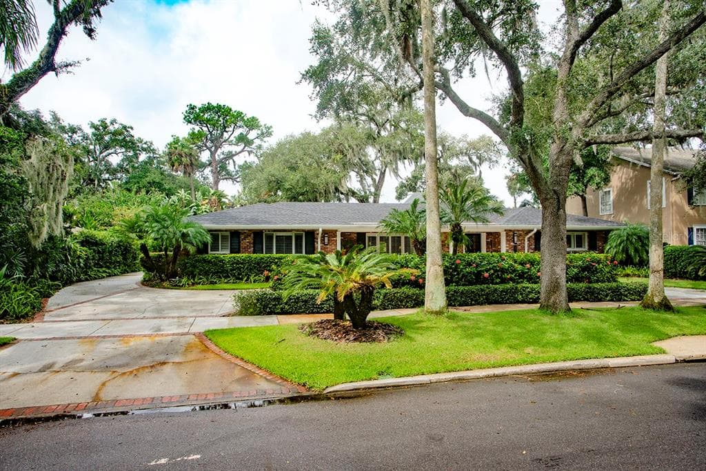 811 GROVE PARK AVENUE TAMPA, FL 33609