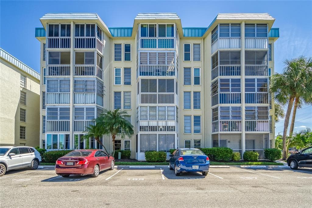 4910 38TH WAY S UNIT 207 ST PETERSBURG, FL 33711