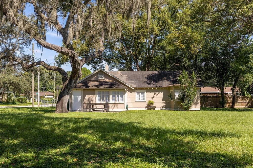 1202 E JEAN STREET TAMPA, FL 33604
