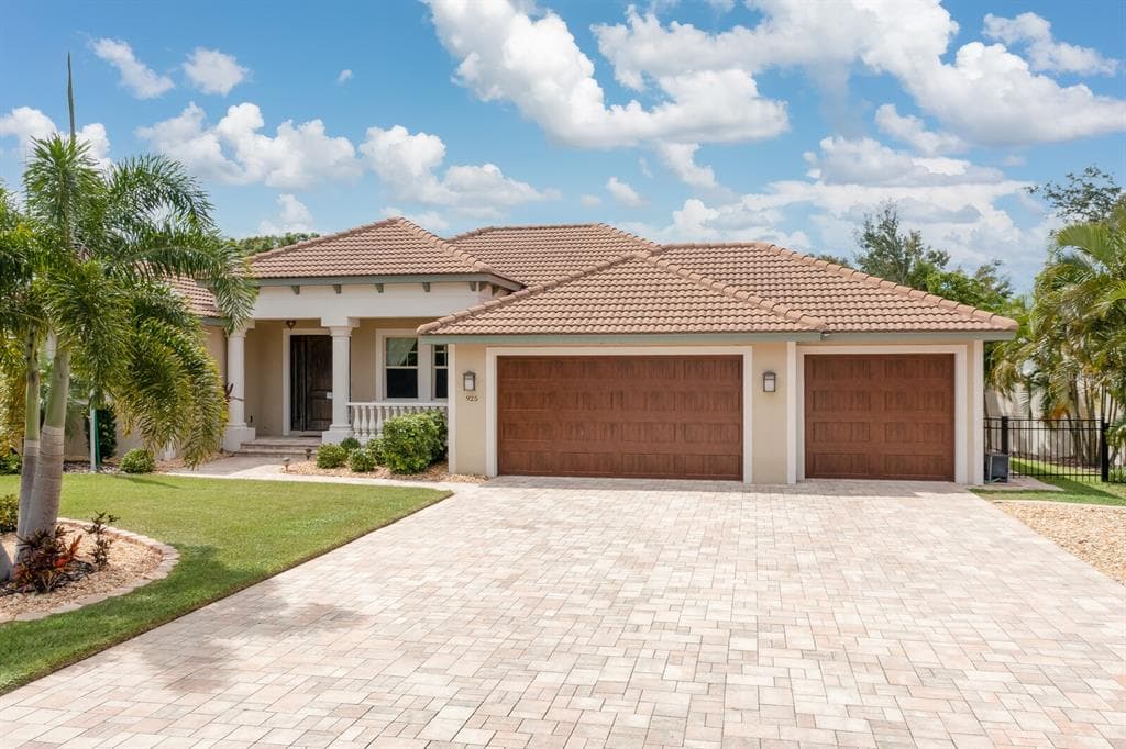 925 GARLAND AVENUE NOKOMIS, FL 34275
