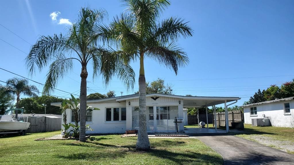 5223 40TH AVENUE W BRADENTON, FL 34209