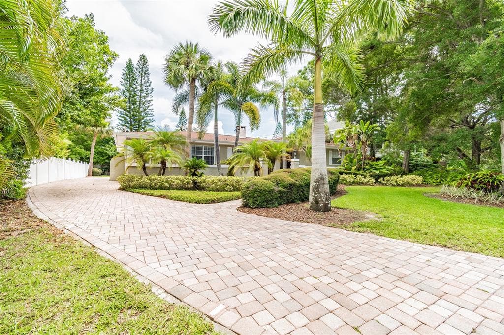 493 BLUFF VIEW DRIVE BELLEAIR BLUFFS, FL 33770
