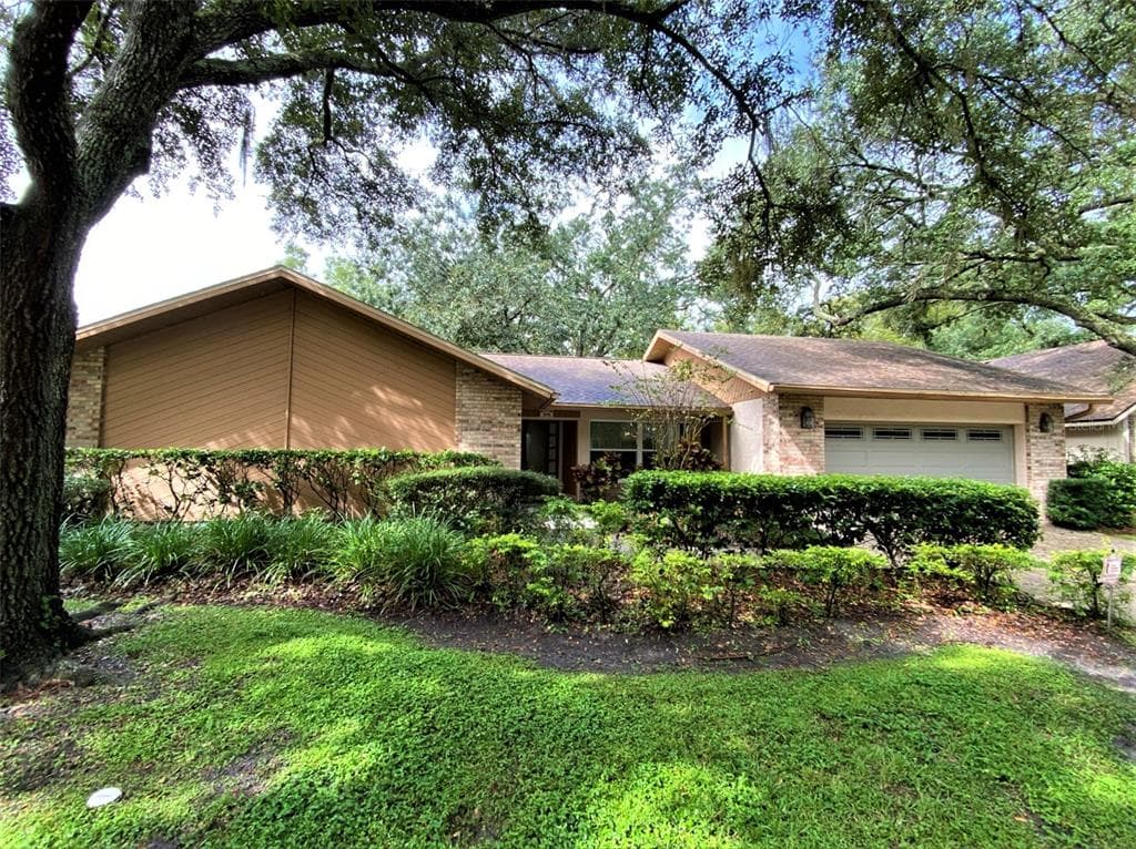 1040 SYLVIA LANE TAMPA, FL 33613