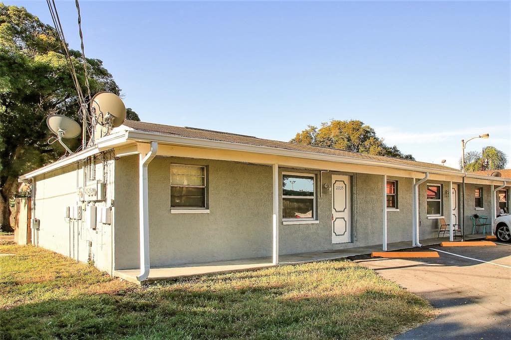 2035 CALUSA TRAIL HOLIDAY, FL 34690