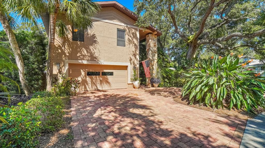 13703 OAK FOREST BOULEVARD N SEMINOLE, FL 33776