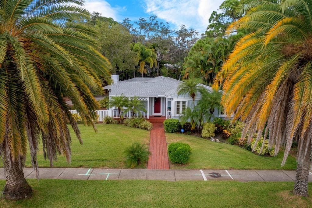 220 LYNDHURST STREET DUNEDIN, FL 34698