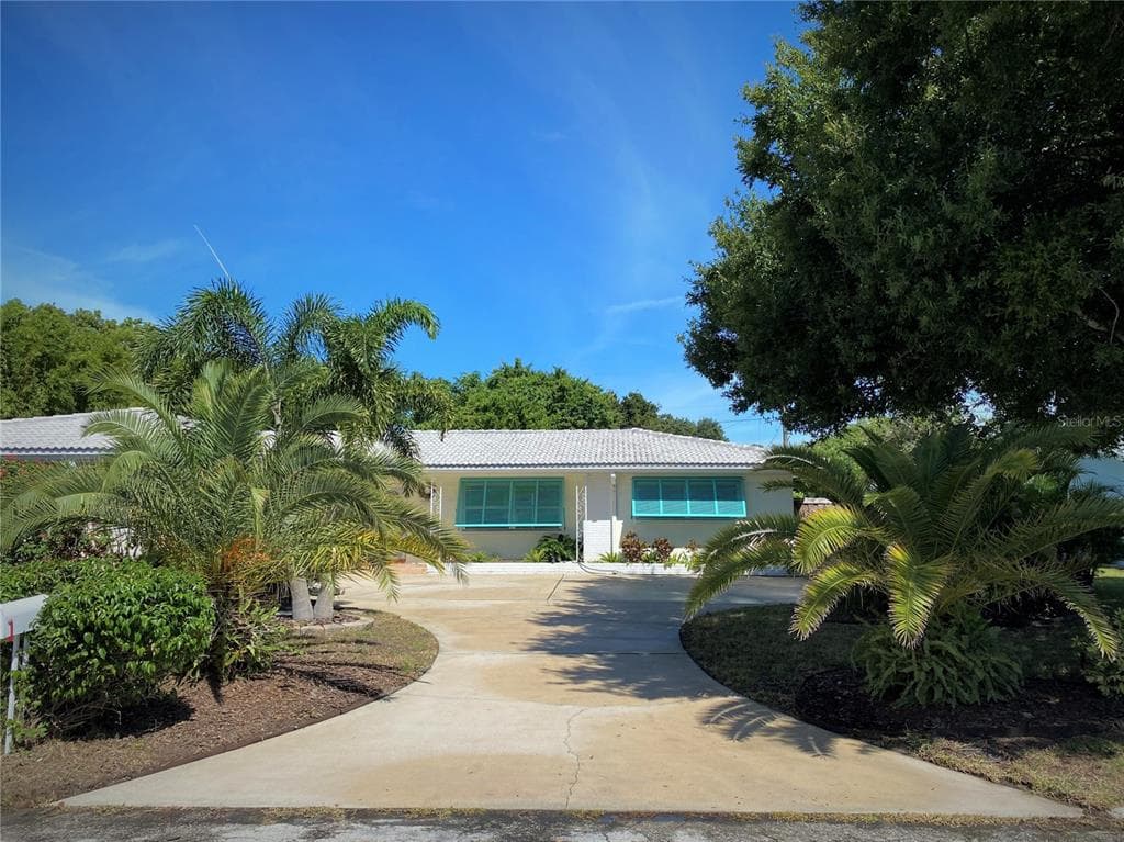 2957 SUNSET BOULEVARD BELLEAIR BLUFFS, FL 33770