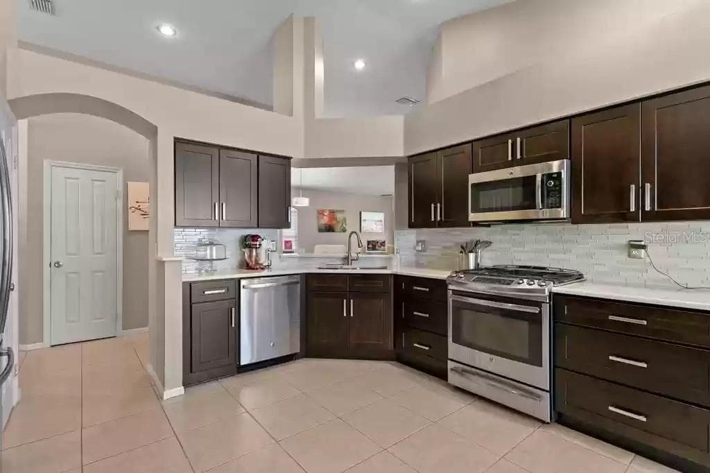 11906 DERBYSHIRE DRIVE TAMPA, FL 33626