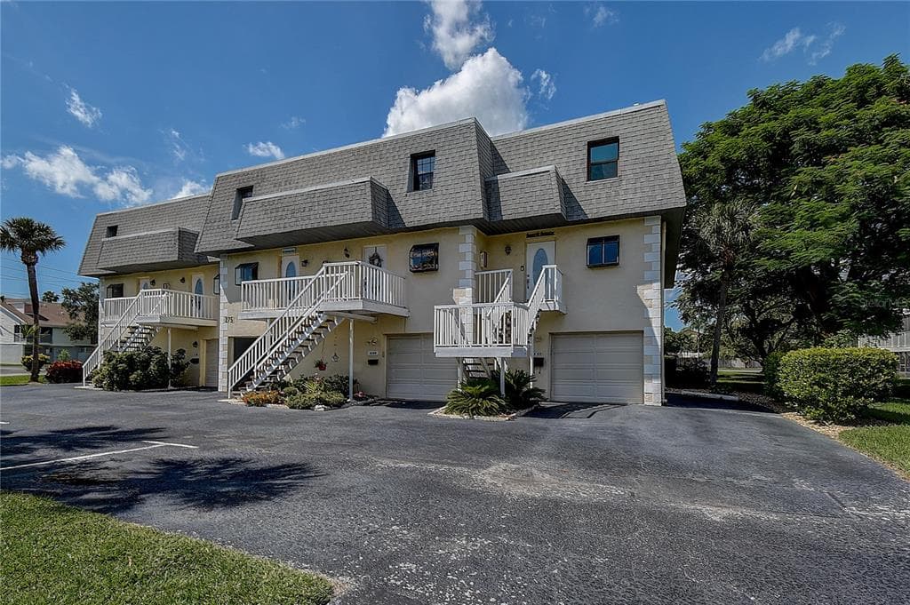 275 CAPRI CIRCLE N UNIT 105 TREASURE ISLAND, FL 33706