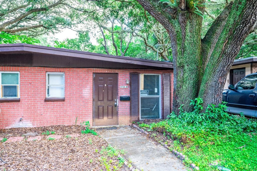 8725 N 48TH STREET TAMPA, FL 33617