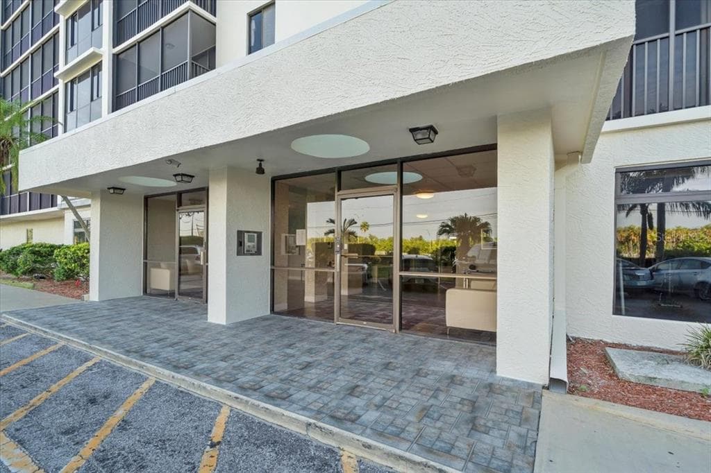 7100 SUNSHINE SKYWAY LANE S UNIT 502 ST PETERSBURG, FL 33711