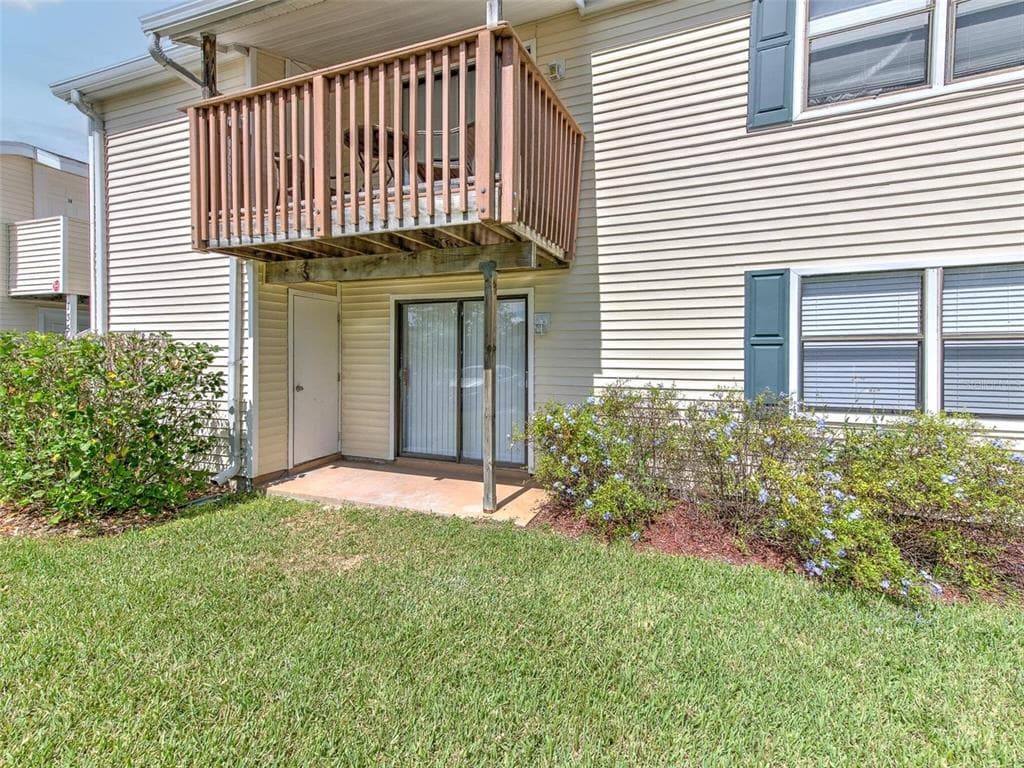 135 HUNTER LAKE DRIVE UNIT B OLDSMAR, FL 34677