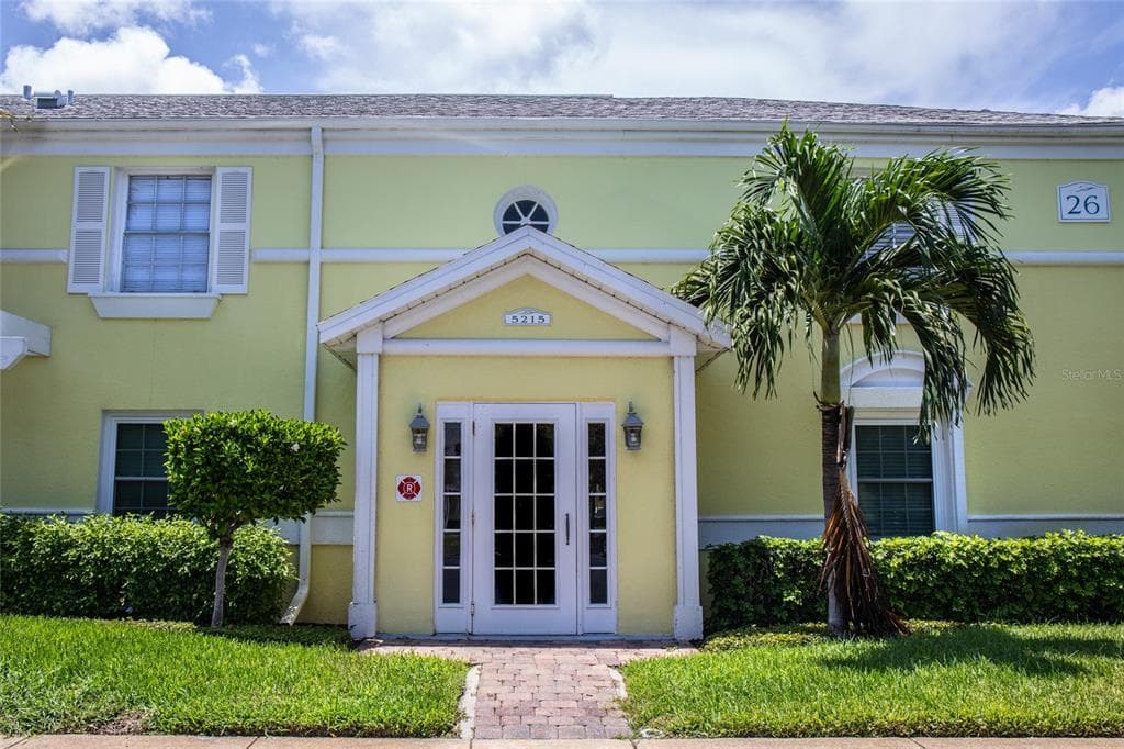 5215 COQUINA KEY DRIVE SE UNIT D ST PETERSBURG, FL 33705