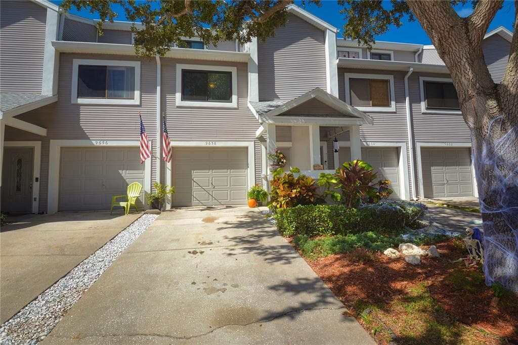 9658 TARA CAY COURT UNIT 37 SEMINOLE, FL 33776