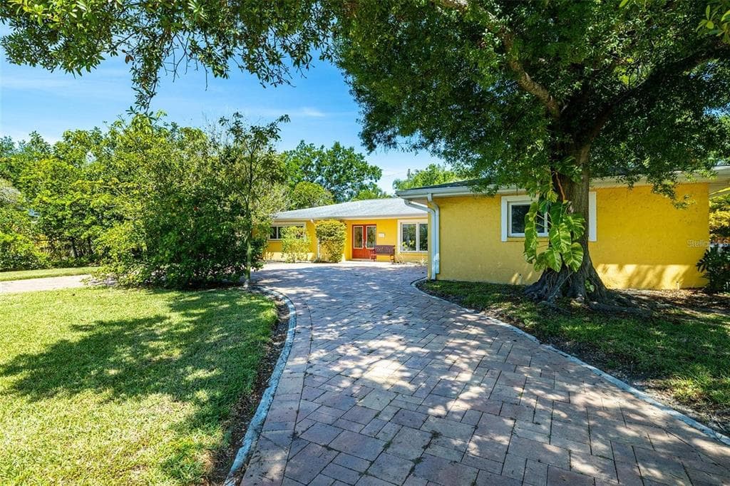 572 W DAVIS BOULEVARD TAMPA, FL 33606
