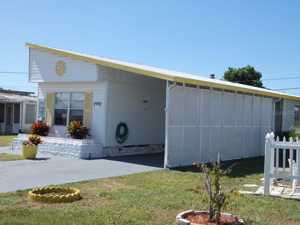 1901 HESS DRIVE HOLIDAY, FL 34691