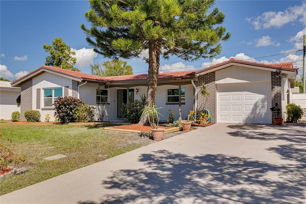 2048 W RIDGE DRIVE CLEARWATER, FL 33763