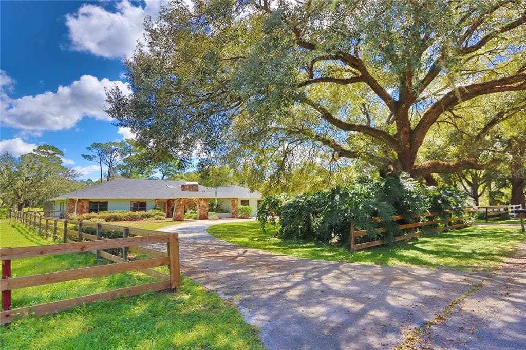 18523 30TH STREET LUTZ, FL 33559