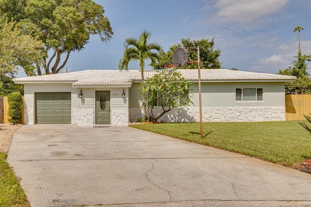 6085 43RD TERRACE N KENNETH CITY, FL 33709