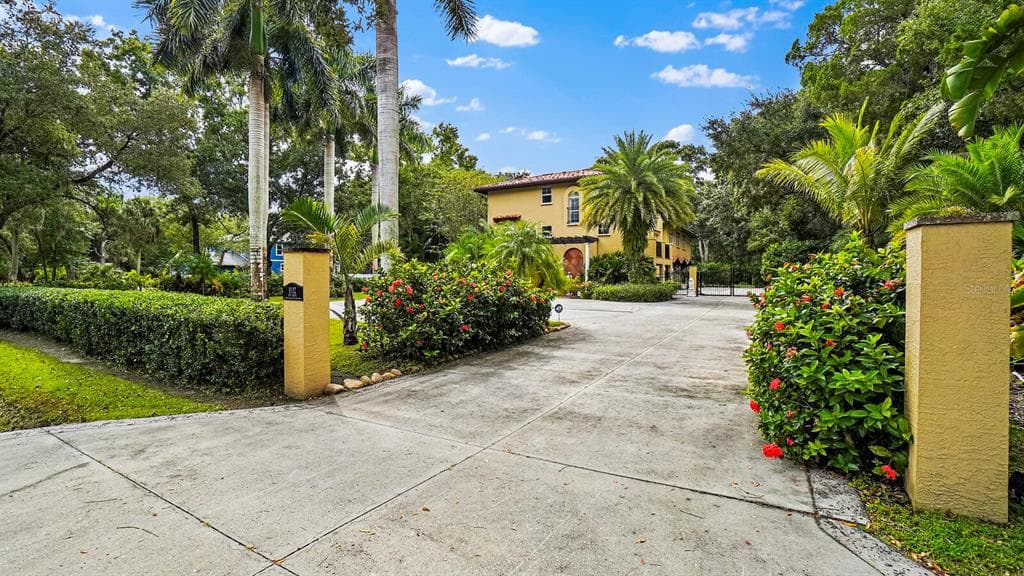 8102 BAY DRIVE TAMPA, FL 33635