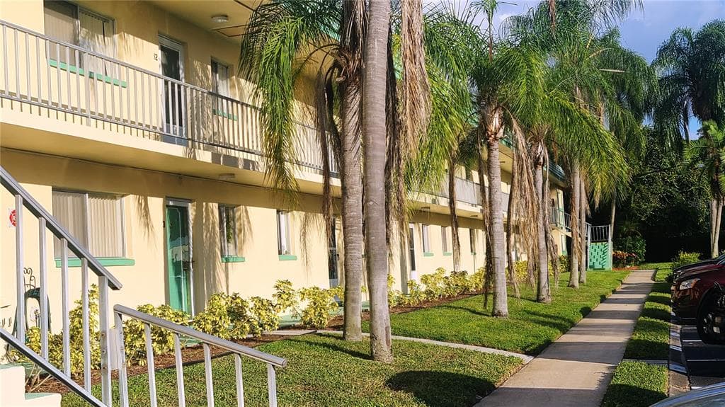 2005 GREENBRIAR BOULEVARD UNIT 6 CLEARWATER, FL 33763