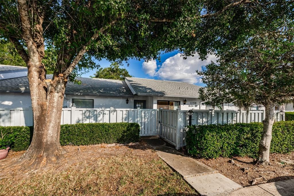 1398 PINE RIDGE CIRCLE E UNIT C8 TARPON SPRINGS, FL 34688